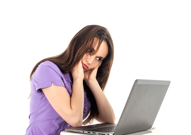junge Frau sitzt am Computer